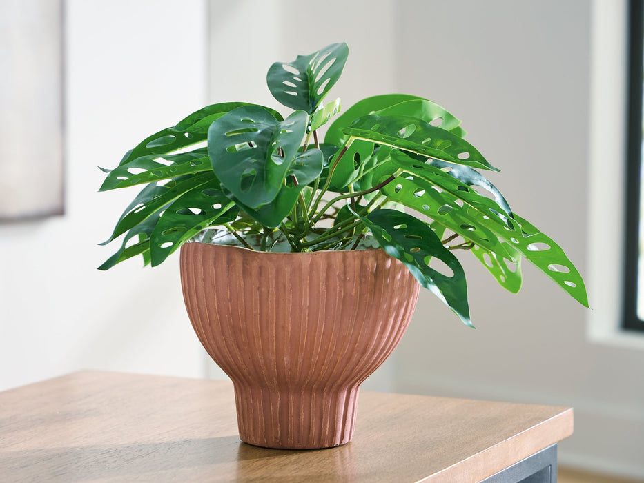 Orban Vase - Bargain Furniture (Detroit, MI)