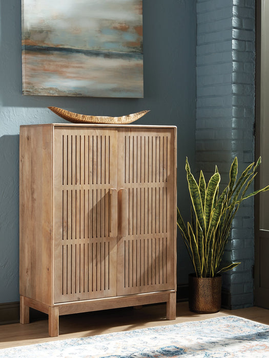 Pellamour Bar Cabinet - Bargain Furniture (Detroit, MI)
